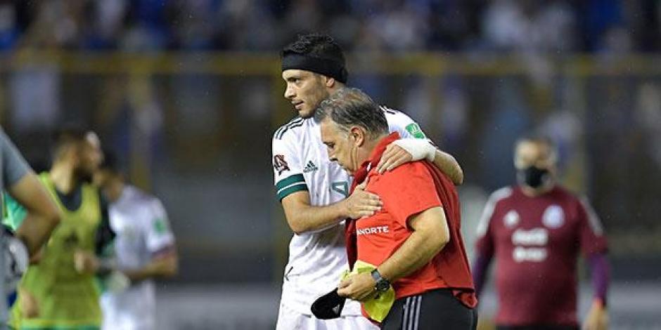 Raúl Jiménez y Gerardo "Tata" Martino después de un partido de la Selección Mexicana en las eliminatorias hacia Qatar 2022.