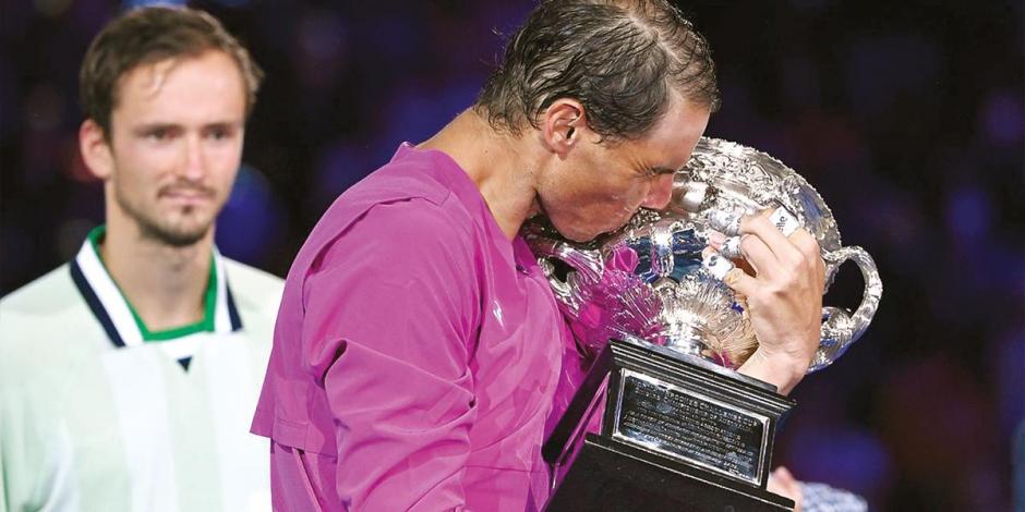 El matador besa el trofeo ganado, ayer, en Melbourne.