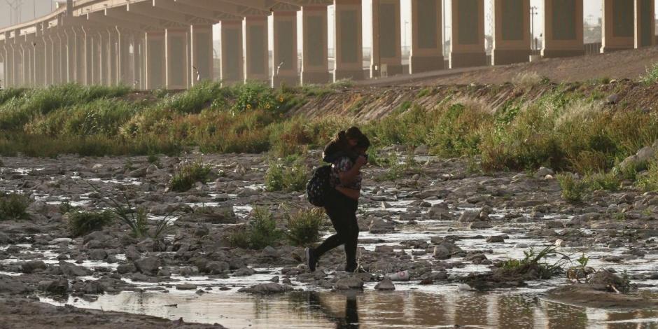 Junto a sus hijos, migrantes buscan cruzar a EU por el Río Bravo, aprovechando el bajo caudal del cauce.