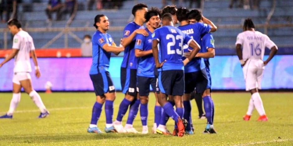 Jugadores de El Salvador celebran uno de sus goles contra Honduras en la Fecha 10 del octagonal de Concacaf, el pasado 10 de enero.