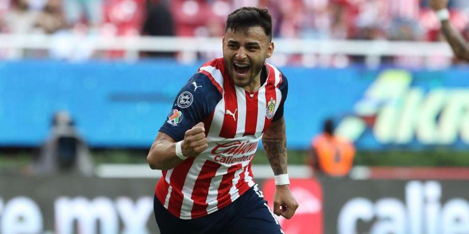 Alexis Vega celebra un gol con Chivas en el Torneo Clausura 2022 de la Liga MX.