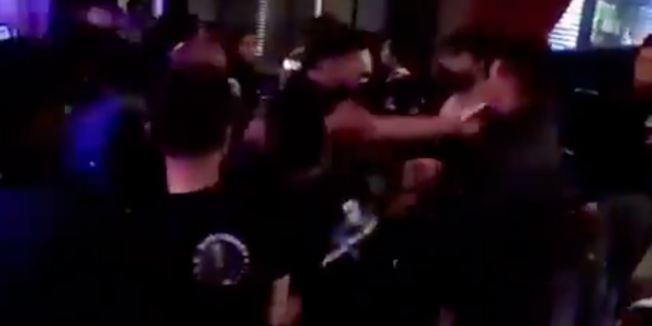 Momento de la pelea entre seguidores del Monterrey en un bar de Abu Dhabi.