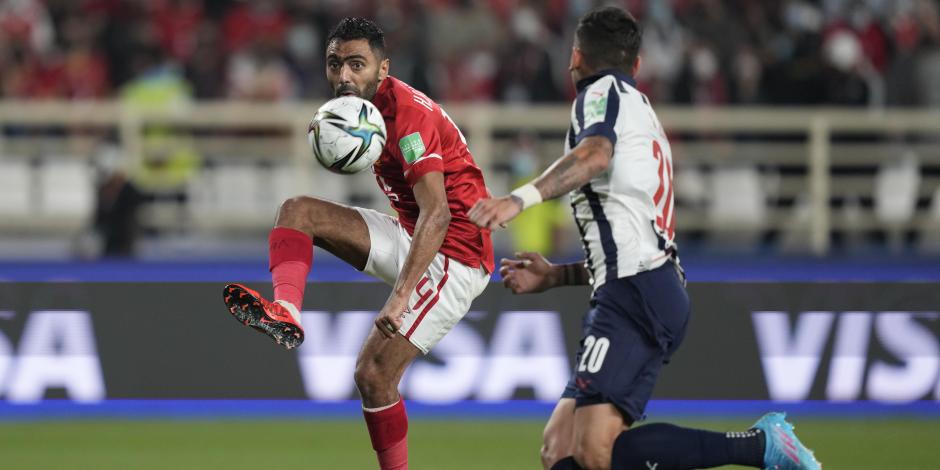 Hussein Alshahat, del A-Ahly, left, da un pase ante la mirada de Sebastián Vegas, del Monterrey, en el juego entre ambos cuadros en en Mundial de Clubes.