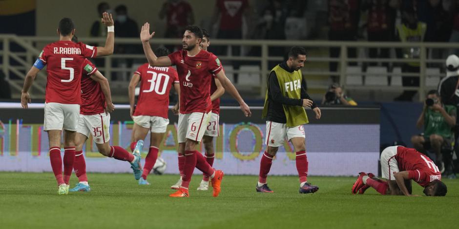 Futbolistas del Al-Ahly festejan su victoria sobre Monterrey en los cuartos de final del Mundial de Clubes, justa que se realiza en Emiratos Árabes Unidos.