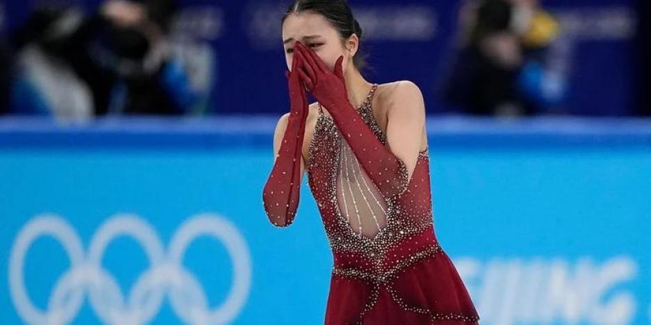 Zhu Yi, patinadora artística de China, sufrió una terrible caída en los Juegos Olímpicos de Invierno Beijing 2022.