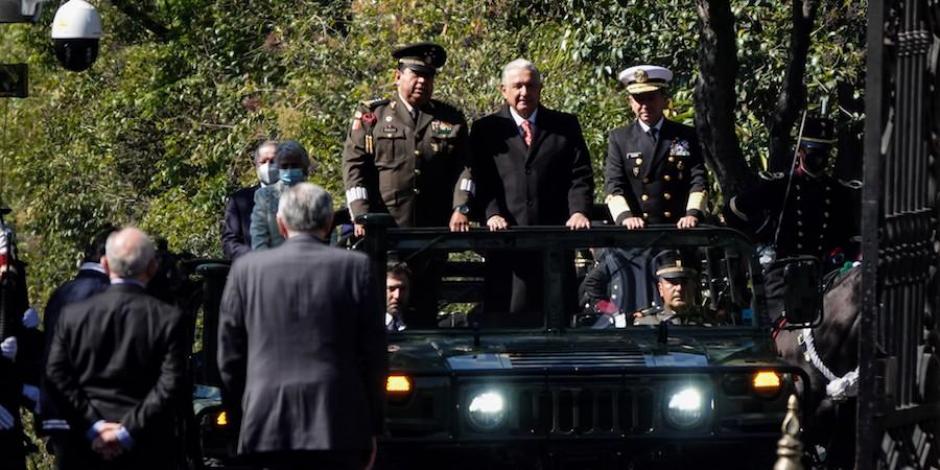 De izq. a der.: el subsecretario de Sedena, el Presidente Andrés Manuel López Obrador y el titular de Marina, ayer.