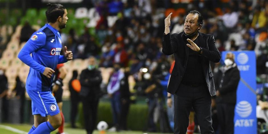 Juan Reynoso da indicaciones durante el juego entre Cruz Azul y León, en la Jornada 4 de la Liga MX, el pasado 7 de febrero.