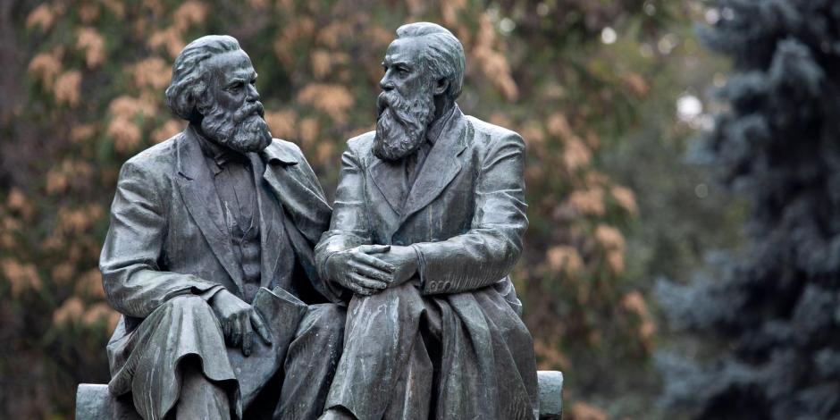 Estatua de Marx y Engels en Bishkek, Kirguistán, antigua república soviética.