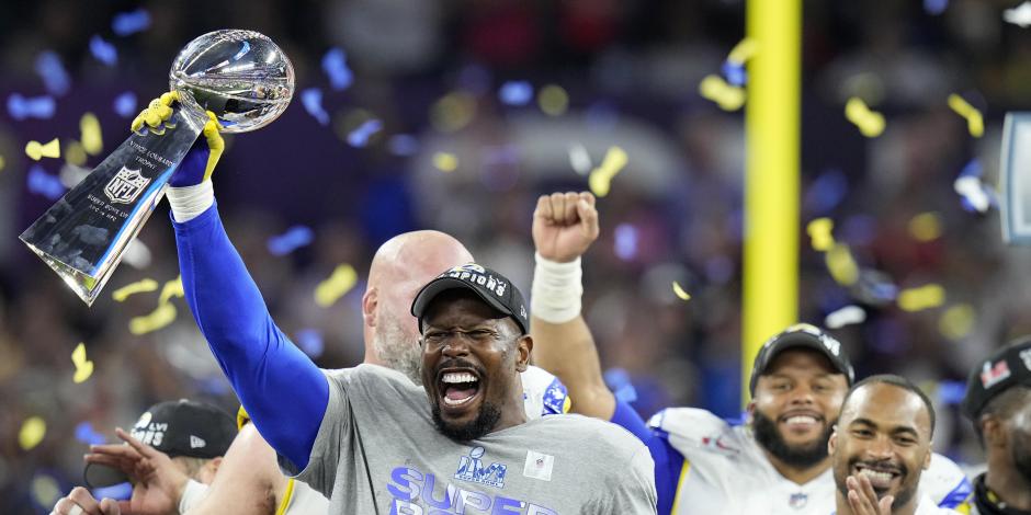 Jugadores de los Rams celebran con el trofeo del Super Bowl 2022.