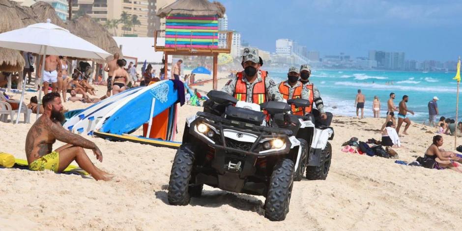 Elementos de las fuerzas armadas vigilan las playas de Quintana Roo.