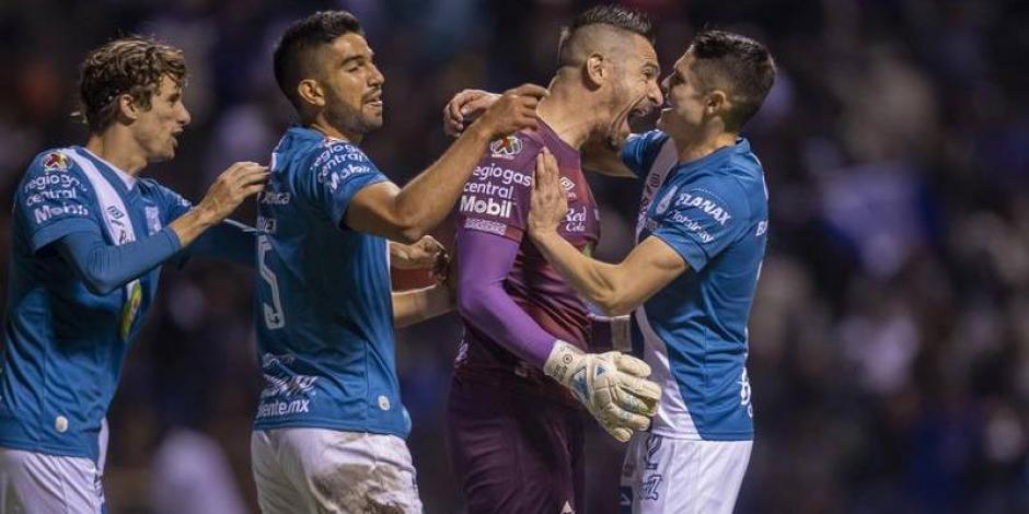 Jugadores del Puebla festejan el penalti que Antony Silva le detuvo a Rogelio Funes Mori en el duelo de la Jornada 6 de la Liga MX entre La Franja y el Monterrey.