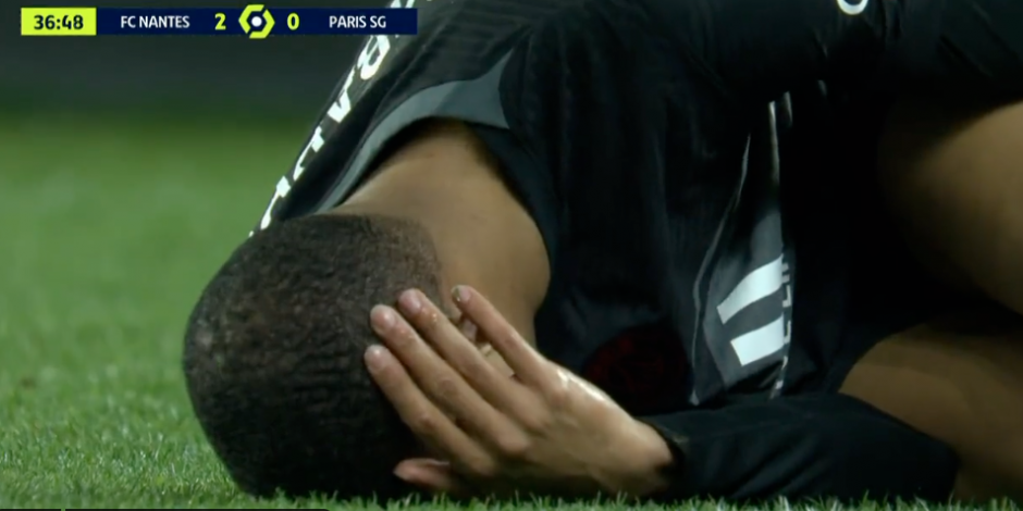 Kylian Mbappé se duele tras la falta de la que fue víctima en el partido entre PSG y Nantes.