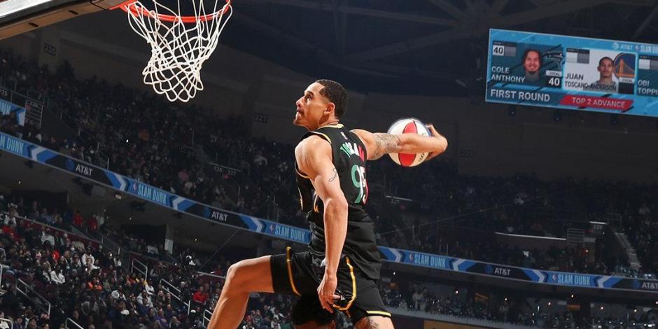 Juan Toscano en acción durante el concurso de clavadas del NBA All-Star Game 2022.