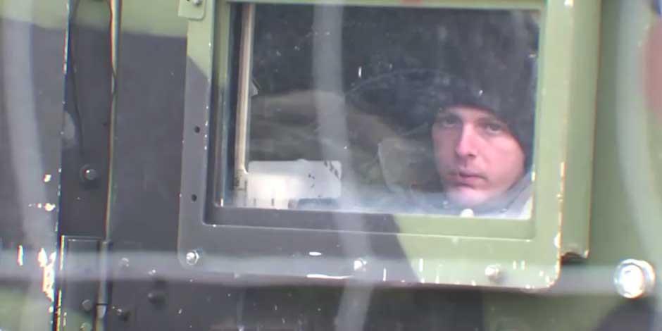 Tropas estadounidenses en Polonia instalan un campamento cerca de la frontera con Ucrania. En la imagen, un soldado visto a través de la ventana de un vehículo militar