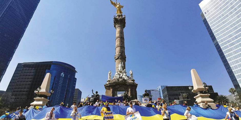Desde el Ángel de la Independencia, ucranianos pidieron el domingo paz en su país.