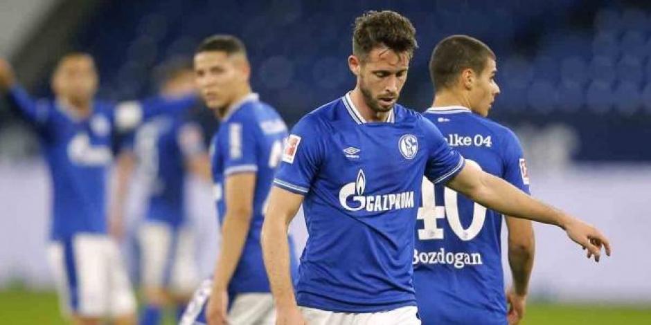 Futbolistas del Schalke 04 se lamentan después de una derrota en la Bundesliga de Alemania.