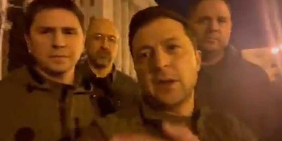 Zelenskiy se filmó a sí mismo con ayudantes en las calles de la capital, prometiendo defender la independencia de Ucrania