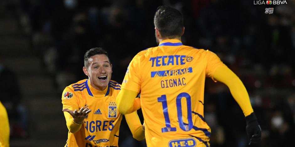 Florian Thauvin y André-Pierre Gignac festejan uno de los goles de Tigres contra el FC Juárez.