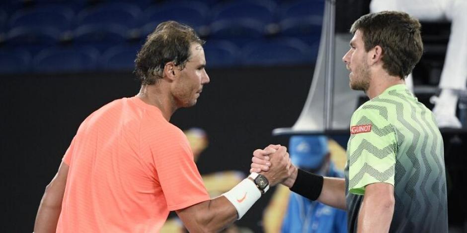 Rafael Nadal y Cameron Norrie se saludan al finalizar un juego de tenis.