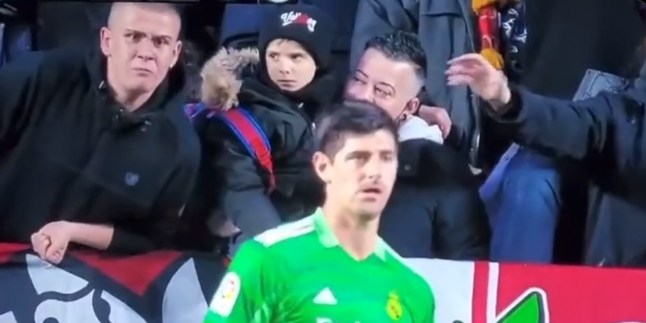 Momento en el que un aficionado del Rayo Vallecano le escupe a Thibaut Courtois, guardameta del Real Madrid.