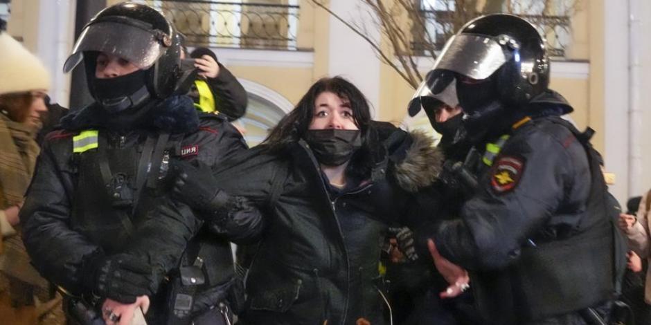 Oficiales de Policía detienen a una mujer en San Petersburgo, Rusia.