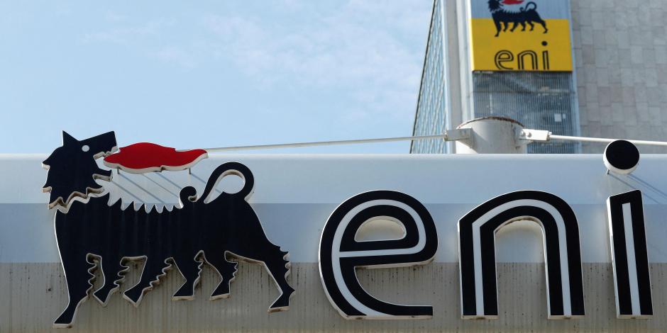 El logo de la compañía energética italiana Eni se ve en una gasolinera en Roma.