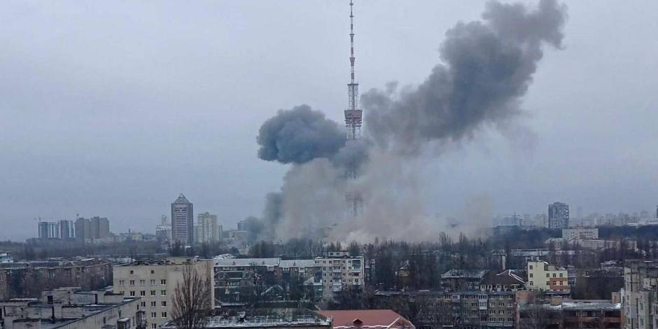 Bombardeo a torre de telecomunicaciones en Kiev, ayer.