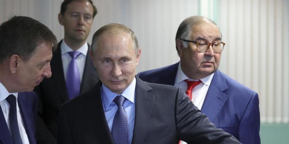 Vladimir Putin, presidente de Rusia, al centro; el empresario Alisher Usmanov, a la derecha.