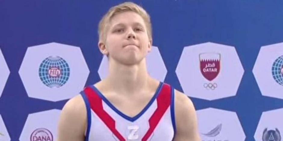 El gimnasta ruso Ivan Kuliak durante la premiación de la Copa del Mundo de gimnasia artística.