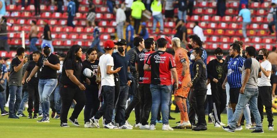 Aficionados durante la pelea campal en el Estadio Corregidora en el duelo de la Fecha 9 de la Liga MX entre Querétaro y Atlas.