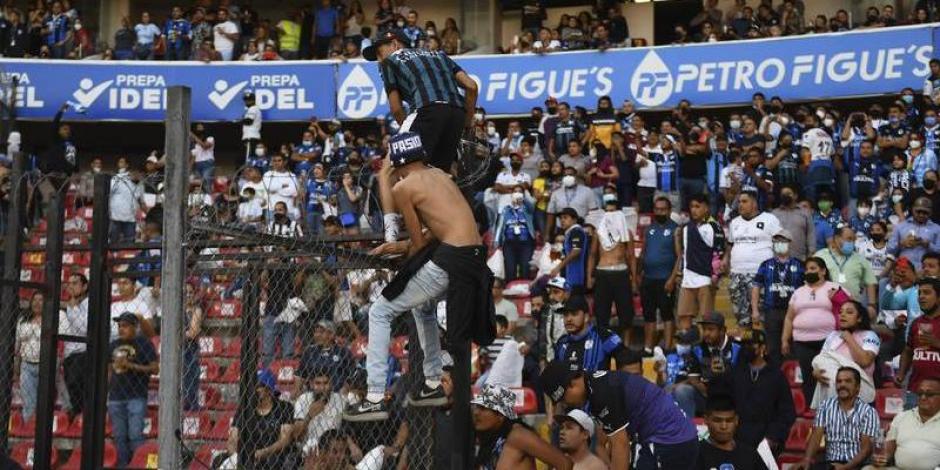 Aficionados invadieron la cancha del Corregidora durante el cotejo de la Fecha 9 de la Liga MX entre Querétaro y Atlas.