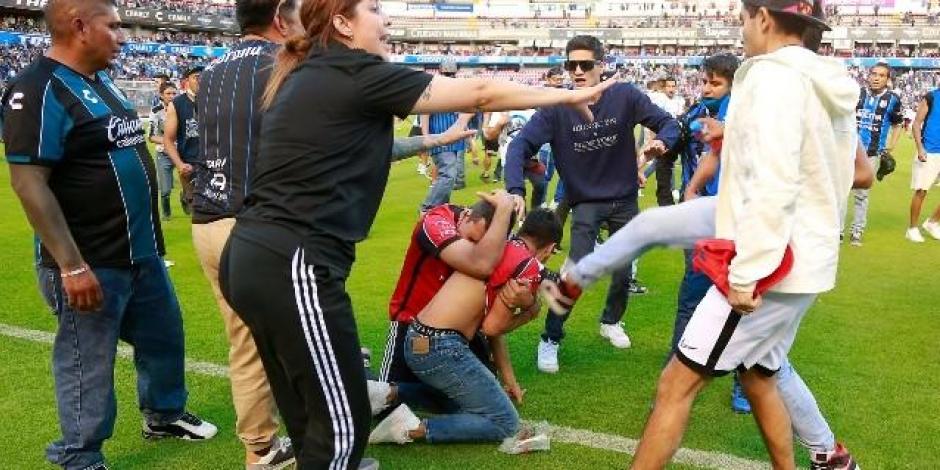 Aficionados del Querétaro agreden a seguidores del Atlas en el césped de el Estadio Corregidora.
