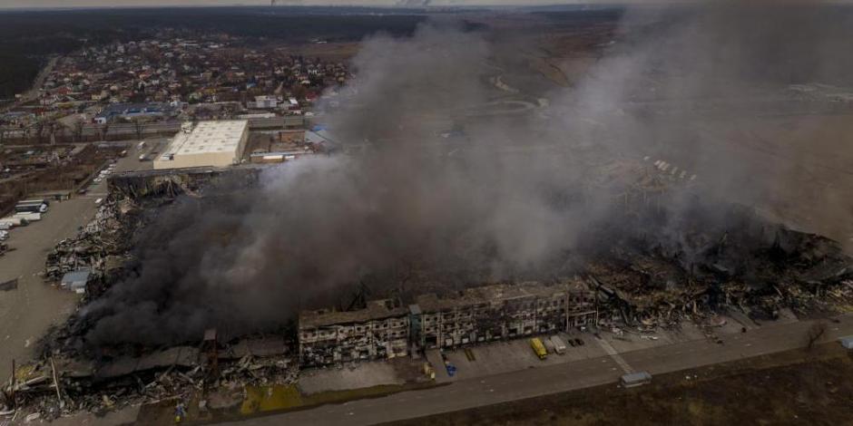 Una fábrica y una tienda a las afueras de Kiev, en Ucrania, se incendian tras haber sido bombardeadas por fuerzas rusas.