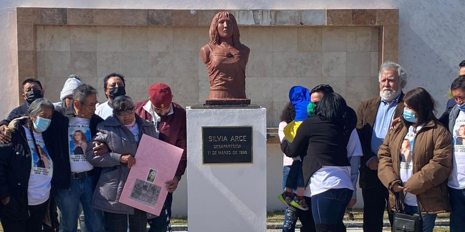 Familiares de Silvia Arce se reunieron con Alejandro Encinas alrededor de un busto de la joven desaparecida hace 24 años.
