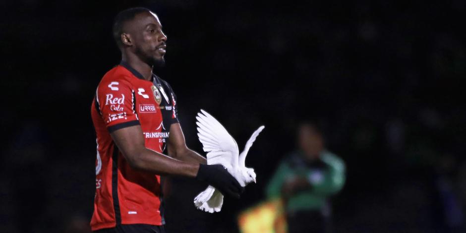 Julián Quiñones, jugador del Atlas, sostiene una paloma antes del partido contra FC Juárez.