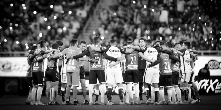 Jugadores de Chivas y América, fundidos en un abrazo en su mensaje por la paz en la Liga MX.