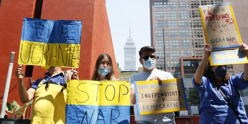 "Viva Ucrania" y "Stop War", consignas en carteles con las que  ciudadanos y legisladores protestaron contra la invasión de Rusia a Ucrania.
