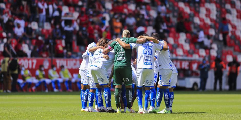Jugadores del Querétaro previo a un partido del club en el Torneo Clausura 2022 de la Liga MX.