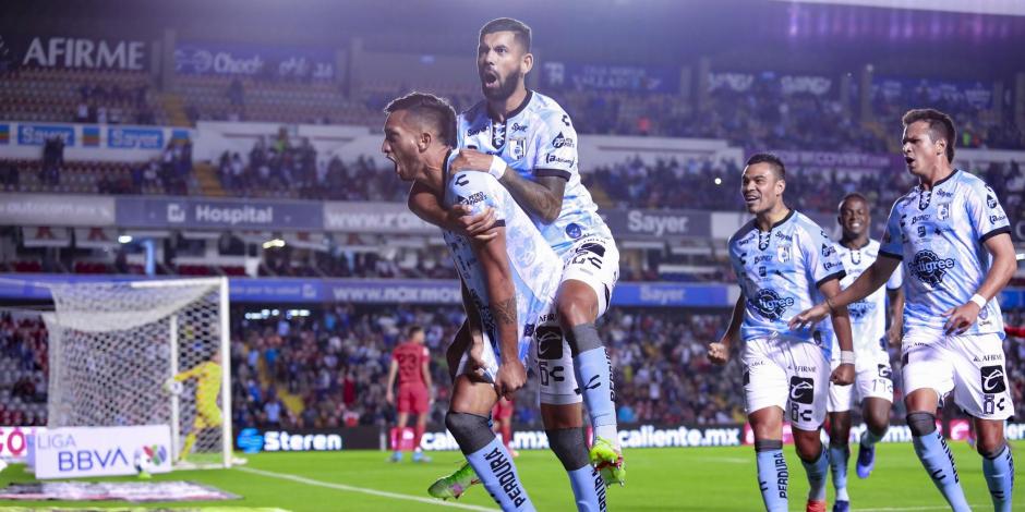 Jugadores del Querétaro celebran un gol en la Liga MX.