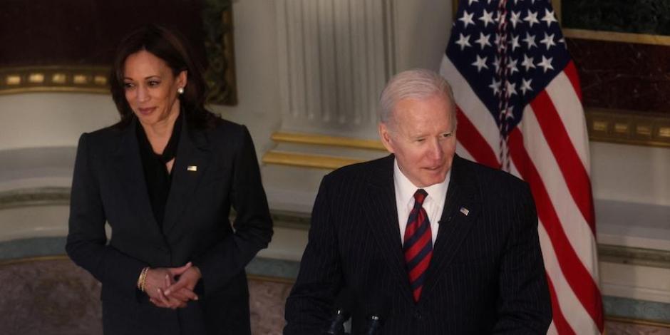 El presidente de EU, Joe Biden, firma la “Ley de Asignaciones Consolidadas de 2022” en Washington, ayer; le acompaña la vicepresidenta Kamala Harris.