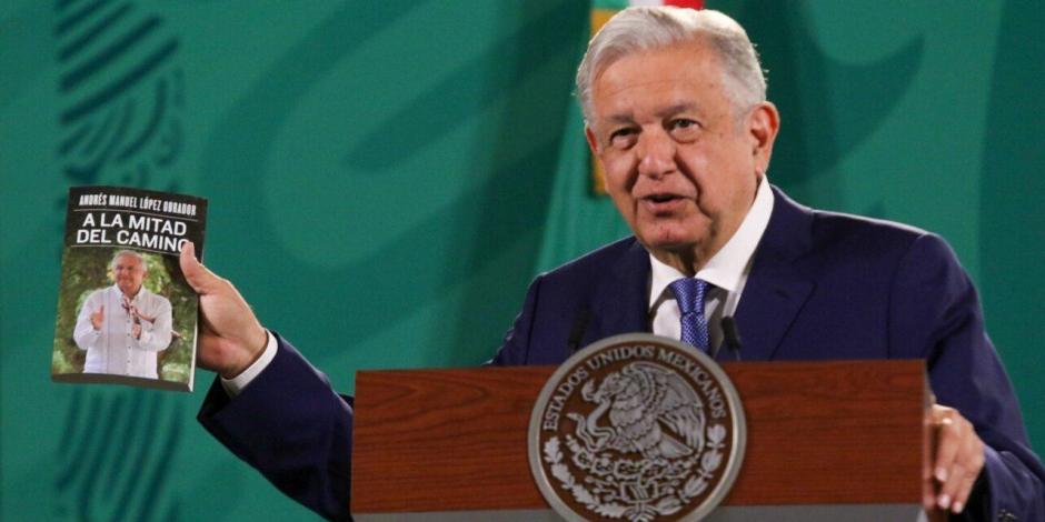 Andrés Manuel López Obrador con su libro "A la mitad del camino".