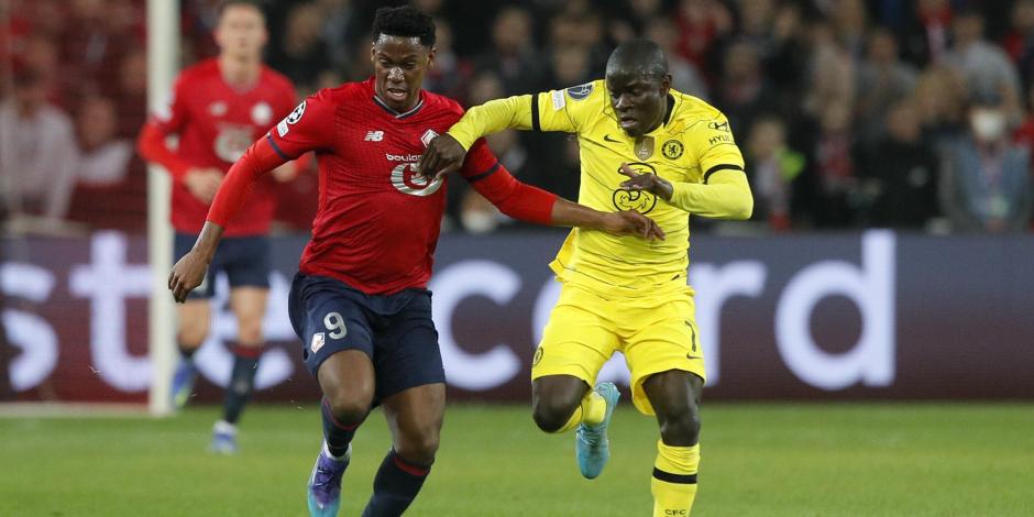 Jonathan David, del Lille, conduce el balón ante la presión de N'Golo Kanté, del Chelsea, en el cotejo entre ambos clubes en Francia.