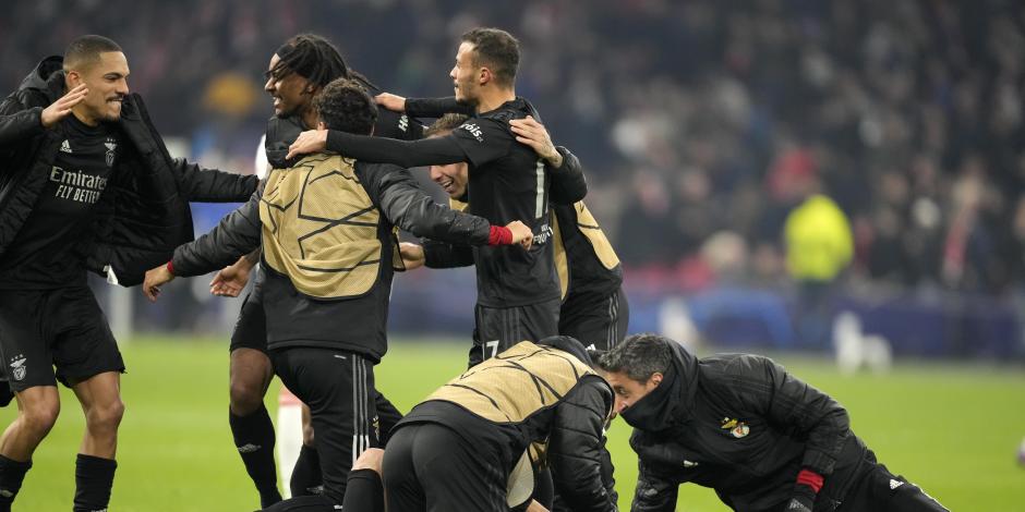 Jugadores del Benfica celebran su pase a los cuartos de final de Champions League, después de eliminar al Ajax.