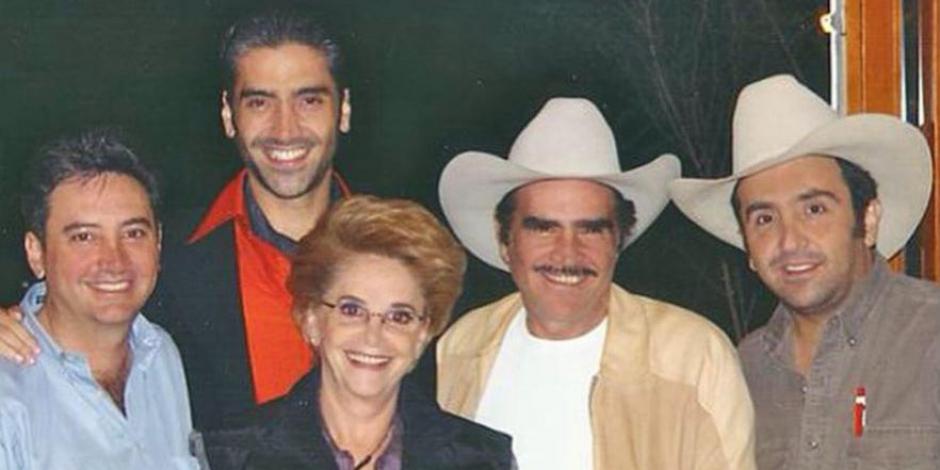 Vicente Fernández con sus tres hijos y Doña Cuquita