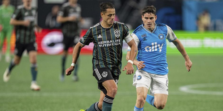 Javier "Chicharito" Hernández, quien no juega con la Selección Mexicana desde septiembre de 2019, conduce el balón en un juego con el Galaxy en la actual campaña de la MLS.