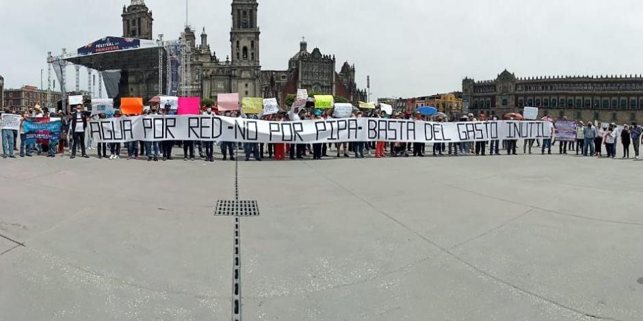 Manifestantes en la explanada del Zócalo.
