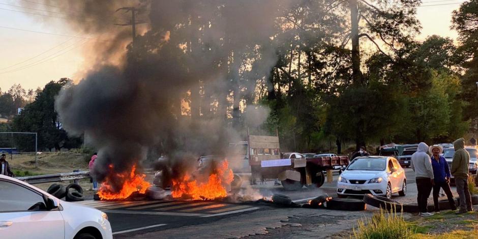 Habitantes del poblado de Fierro del Toro bloquean la carretera federal México-Cuernavaca por la desaparición de tres jóvenes en Topilejo.