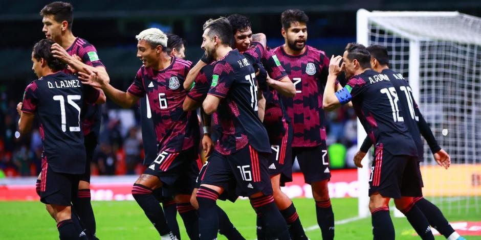 Jugadores de la Selección Mexicana festejan un gol en la eliminatoria hacia Qatar 2022.