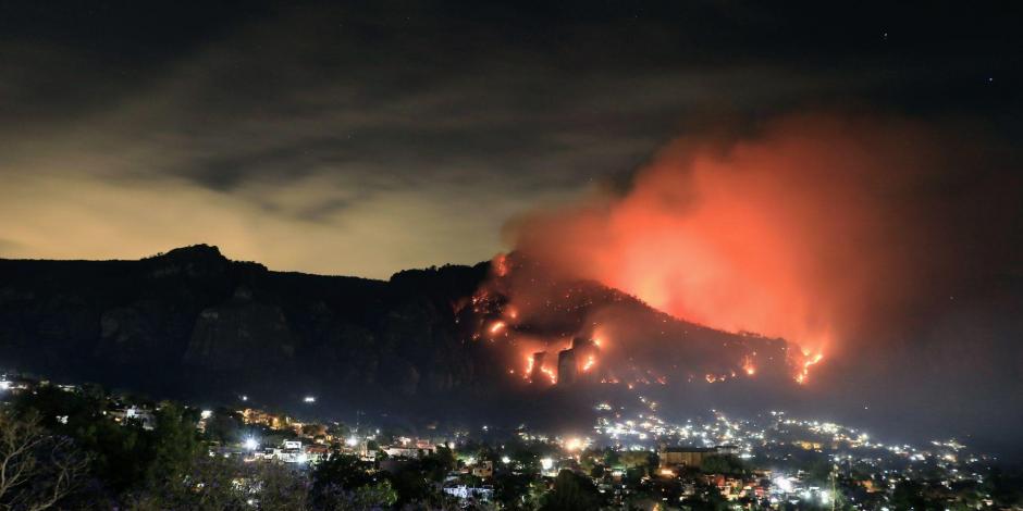 Incendio forestal en el paraje conocido como "Los Corredores", en el cerro del Tepozteco.