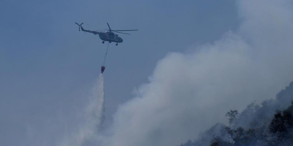 Helicóptero de la Guardia Nacional, ayer, en el combate al incendio de El Tepozteco.